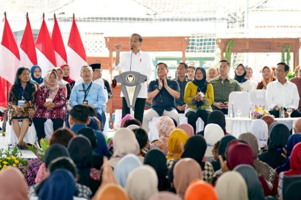 Presiden Jokowi menyapa para nasabah PNM Mekaar. (Foto: dok PNM Mekaar)