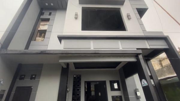 Rumah mewah domba Defit Susanto, warga Banjarnegara memiliki puluhan domba kontes yang ditempatkan di rumah mewah. (Foto: Elis Novit).