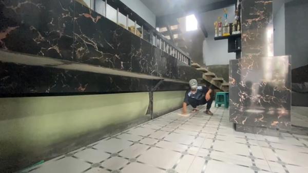 Rumah modern domba Rumah mewah seharga Rp500 juta di Banjarnegara, Jawa Tengah dihuni puluhan domba kontes setiap hari disapu dan dipel.