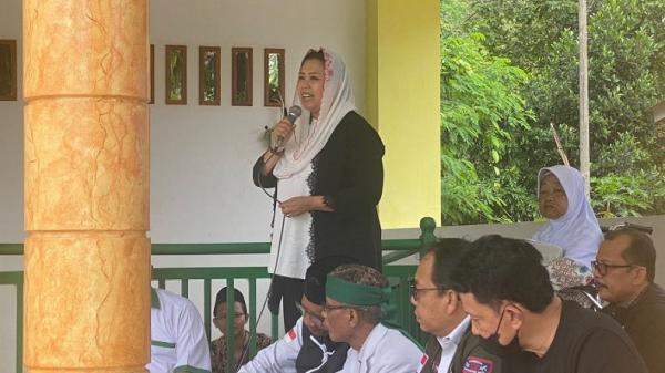 Yenny Wahid mendampingi Cawapres Mahfud MD Yenny Wahid mendampingi Cawapres Mahfud MD saat ziarah ke Makam Al-Mursyid KH Ahmad Shodiq di Pondok Pesantren Darussalamah, Way Jepara, Lampung Timur, Rabu (31/1/2024).