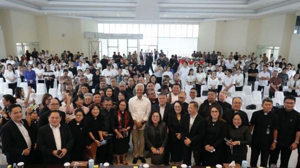 ganjar di sinode gmim Capres Ganjar Pranowo bersama ratusan pekerja Majelis Sinode Gereja Masehi Injil di Minahasa (GMIM) di Kota Tomohon, Sulawesi Utara, Kamis (1/2/2024). (Foto: MPI)