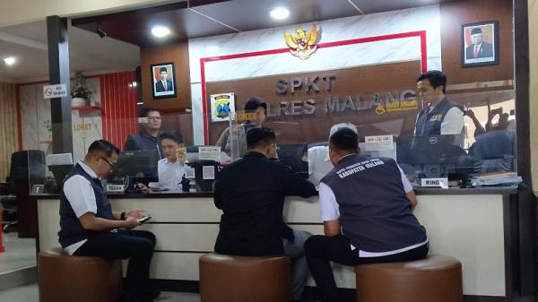 Pelaporan Bawaslu Kabupaten Malang terkait pembakaran bendera PDIP ke Polres Malang (Foto: iNews/Avirista Midaada)