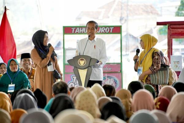 Presiden Jokowi kunjungi nasabah PNM Mekaar Presiden Republik Indonesia Joko Widodo menyapa 5.000 nasabah PNM Mekaar dari Kabupaten Wonogiri. (Foto: dok PNM)