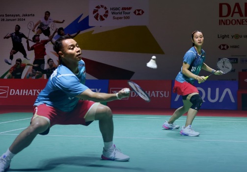 Ganda campuran Indonesia, Rehan Naufal Kusharjanto/Lisa Ayu Kusumawati menang atas unggulan kelima dari Malaysia, Goh Soon Huat/Lai Shevon Jemi di babak 16 besar di Nimibutr Stadium, Bangkok, Kamis (1/2/2024) malam. (Foto: PBSI)