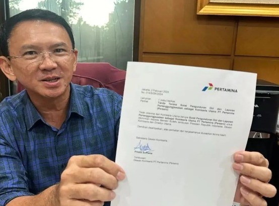 Ahok menampilkan surat pengunduran diri (Foto: Instagram basukiktp)