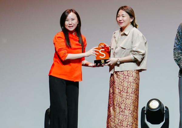 Dushishoes Shopee Super Awards Direktur Eksekutif Shopee Indonesia Christin Djuarto berikan penghargaan Kategori Super Growing Export UMKM kepada Pemilik Dushishoes Diana Tan. (Foto: dok Istimewa)