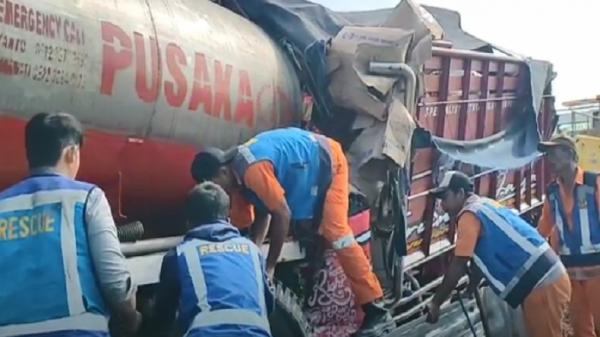 Kecelakaan di Tol Madiun Truk Balapan Tabrak 2 Kecelakaan di Tol Madiun Truk Balapan Tabrak Tangki 1 Sopir Tewas Terjepit (Foto: iNews/Arief Wahyu Effendi)