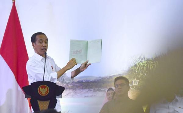 Jokowi Bagi-bagi 3.000 Sertifikat Hak Atas Tanah di Kabupaten Bandung: Tolong Disimpan