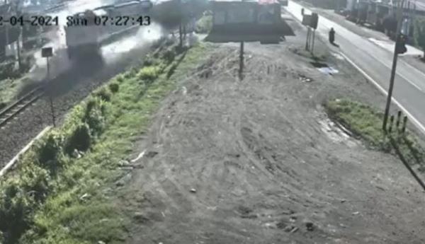 Tangkapan layar detik-detik KA Malabar menabrak pikap di Tulungagung. (Foto: iNews)
