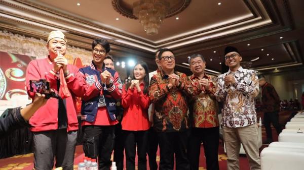 alam ganjar imlek di surabaya Alam Ganjar saat menghadiri acara menyambut Imlek bersama dalam kebhinekaan dalam rangka perayaan Hari Raya Imlek di Golden City, Surabaya, Jawa Timur, Jumat (2/2/2024). (Foto: MPI)