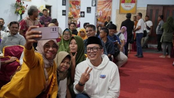 Caleg Andro dan meriza Caleg DPR RI dan Provinsi Jatim dari Partai Perindo Andro-Meriza yang gencar dengan program traktir warga dalam menggaet pemilih beragam usia. (Foto: MPI/Arif Wahyu Efendi)