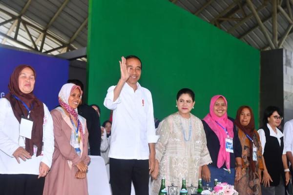 Presiden Jokowi PNM Presiden Jokowi juga mengenalkan dua produk Nasabah PNM Mekaar yang sudah ekspor. (Foto: dok PNM)
