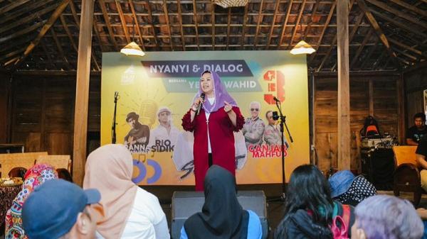 TPN Ganjar-Mahfud Yenny Wahid Dewan Penasihat TPN Ganjar-Mahfud, Yenny Wahid saat di acara nyanyi dan dialog bersama mahasiswa serta pemuda di Kota Malang, Jawa Timur, Selasa (6/2/2024). (Foto: MPI)