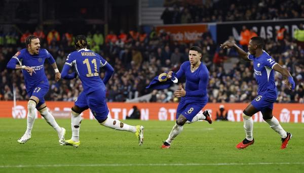 Chelsea Gelandang Chelsea Enzo Fernandez (8) merayakan golnya ke gawang Aston Villa pada replay putaran keempat Piala FA 2023-2024 di Villa Park, Kamis (8/2/2024) dini hari WIB. Chelsea menang 3-1. (Foto: REUTERS)