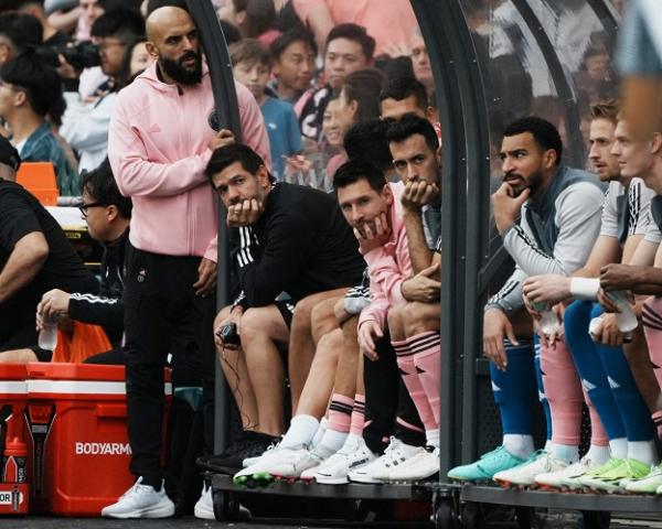 Messi Lionel Messi hanya duduk di bangku cadangan saat Inter Miami meladeni Hong Kong XI pada laga persahabatan di Stadion Hong Kong, Minggu (4/2/2024). (Foto: REUTERS)
