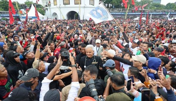 Ganjar Ganjar Pranowo dan Mahfud MD disambut ratusan ribu warga Solo yang tumpah ruah di jalan dalam kampanye akbar. (Foto: MPI)
