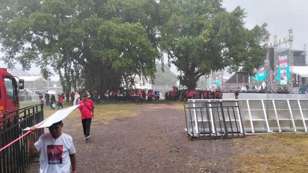 kampaye akbar ganjar-mahfud di solo Ribuan massa hujan-hujanan menunggu orasi Ganjar dalam kampanye akbar di Benteng Vastenburg Solo. (Foto: MPI/R August)