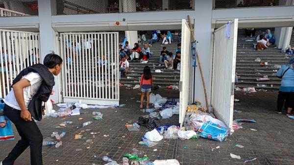 Sampah Pendukung Prabowo-Gibran 1 Pendukung Prabowo-Gibran meninggalkan sampah berserakan usai kampanye akbar di SUGBK, Senayan. (Foto: Giffar Rivana)