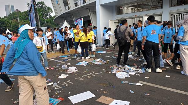 Sampah Pendukung Prabowo-Gibran 2 Pendukung Prabowo-Gibran meninggalkan sampah berserakan usai kampanye akbar di SUGBK, Senayan. (Foto: Giffar Rivana)