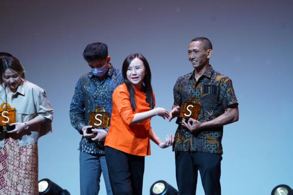Pemilik Azella Collections Triana Saptiaji Shopee Direktur Eksekutif Shopee Indonesia, Christin Djuarto memberikan penghargaan Kategori Super Livestreamer UMKM kepada Pemilik Azella Collections, Triana Saptiaji. (Foto: Ist)