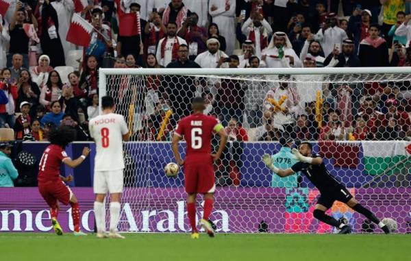 Striker Qatar Akram Afif mencetak gol dari titik penalti ke gawang Yordania pada final Piala Asia 2023, Sabtu (10/2/2024) malam WIB. (Foto: REUTERS)