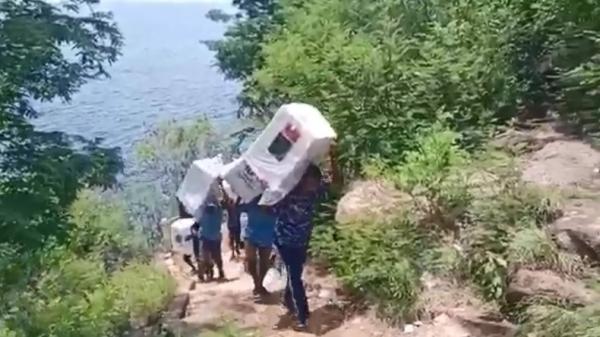 Dramatis, Petugas Bawa Logistik Pemilu Mendaki Gun Dramatis, Petugas Bawa Logistik Pemilu Mendaki Gunung lewati Lembah di Ende NTT (Foto: Tangkapan Layar)
