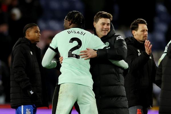 Mauricio Pochettino Pelatih Chelsea Mauricio Pochettino memeluk Axel Disasi merayakan kemenangan 3-1 atas Crystal Palace pada pekan ke-24 Liga Inggris 2023-2024 di Selhurst Park, London, Selasa (13/2/2024) pagi WIB. (Foto: REUTERS)