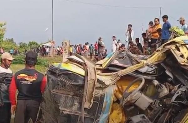 Penampakan dump truk hancur ditabrak KA Manahan di Brebes, Kamis (15/2/2024). (Foto: iNews)