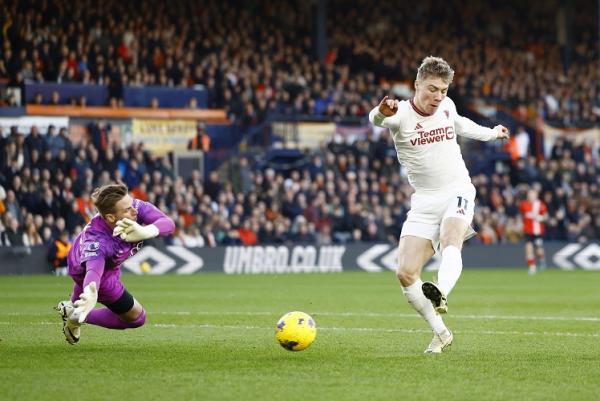 Striker Manchester United Rasmus Hojlund (kanan) Striker Manchester United Rasmus Hojlund (kanan) melepaskan tembakan yang menjebol gawang Luton Town pada Liga Inggris 2023-2024 di Kenilworth Road, Luton, Senin (19/2/2024) dini hari WIB. (Foto: REUTERS)