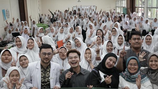 Edukasi memakai sunscreen pada remaja. (Foto istimewa)
