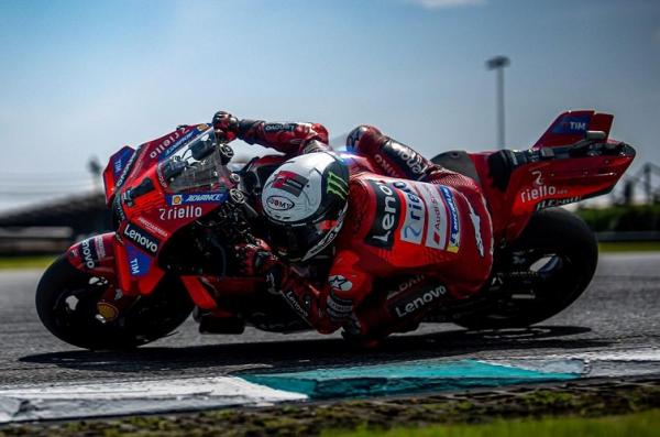 Pembalap Ducati Lenovo, Francesco Bagnaia 2 Pembalap Ducati Lenovo, Francesco Bagnaia optimistis menatap MotoGP Qatar 2024. (Foto: Instagram @ducaticorse)