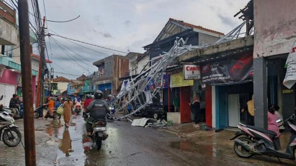 dampak angin puting beliung di bandung Kondisi pascaangin puting beliung yang melanda wilayah Kabupaten Bandung dan Kabupaten Sumedang, Jabar. (Foto: MPI/Agi Ilman)