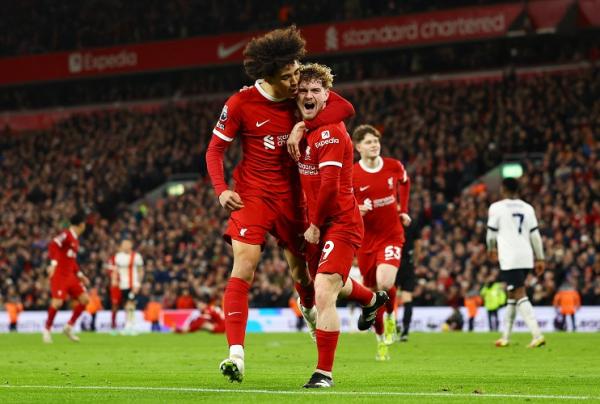 Gelandang Harvey Elliot (kiri) merayakan gol keempat Liverpool atas Luton Town pada Liga Inggris di Anfied, Kamis (22/2/2024) dini hari WIB. (Foto: REUTERS)