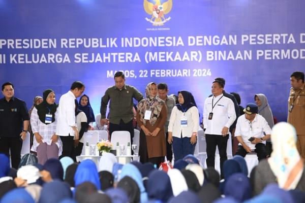 Kedatangan Presiden Jokowi di Makassar Kedatangan Presiden Jokowi disambut semangat 5.000 nasabah PNM Mekaar dan Account Officer (AO). (Foto: dok PNM)
