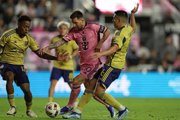 Megabintang Inter Miami Lionel Messi berusaha melewati dua hadangan pemain Real Salt Lake dalam lanjutan Liga Amerika Serikat 2023-2024 di Chase Stadium, Kamis (22/2/2024) siang WIB. (Foto: REUTERS)