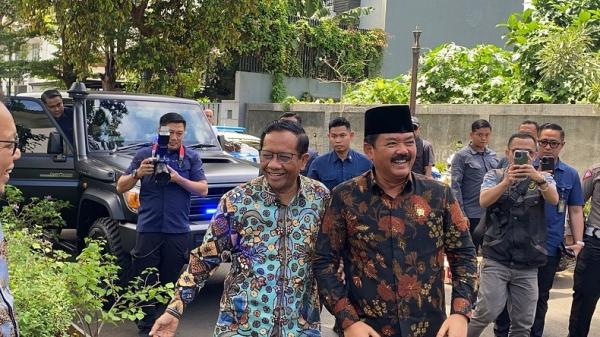 Mahfud Dan Hadi Mahfud MD menyambut Hadi Tjahjanto di rumahnya (Foto: Riana Rizkia)