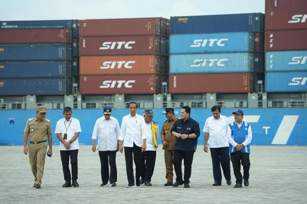 Presiden Jokowi Resmikan Makassar New Port Presiden Jokowi meresmikan Makassar New Port pada hari ini, Kamis (22/2/2024). Dermaga Tahap 1A, 1B dan 1C ini memiliki panjang total 1.280 meter. (Foto: Istimewa)
