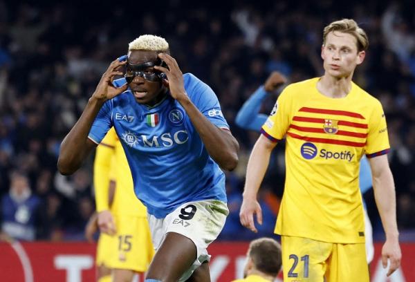 Striker Napoli Victor Osimhen merayakan golnya ke gawang Barcelona pada leg pertama 16 besar Liga Champions 2023-2024 di Stadio Diego Armando Maradona, Naples, Italia, Kamis (22/2/2024) dini hari WIB. (Foto: REUTERS)
