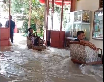 Banjir Brebes Smp 5 Banjir merendam SMPN 5 Brebes imbas meluapnya Sungai Pemali akibat tanggul jebol, Senin (26/2/2024). (Foto: ist)