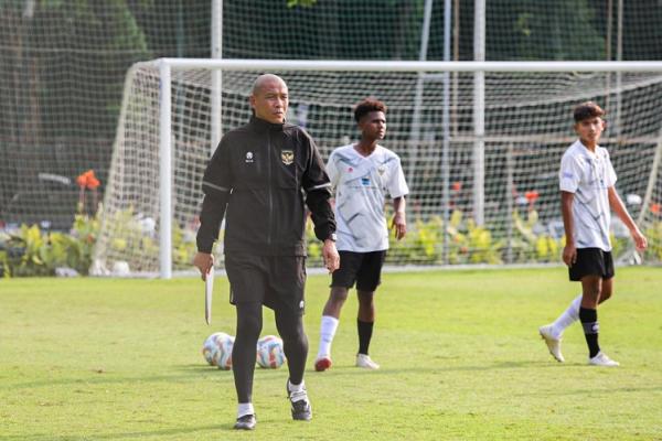 Pelatih Timnas Indonesia U-16, Nova Arianto 2 Pelatih Timnas Indonesia U-16, Nova Arianto, mencari pemain terbaik untuk masuk skuadnya. (Foto: Aldi Chandra/ MPI)