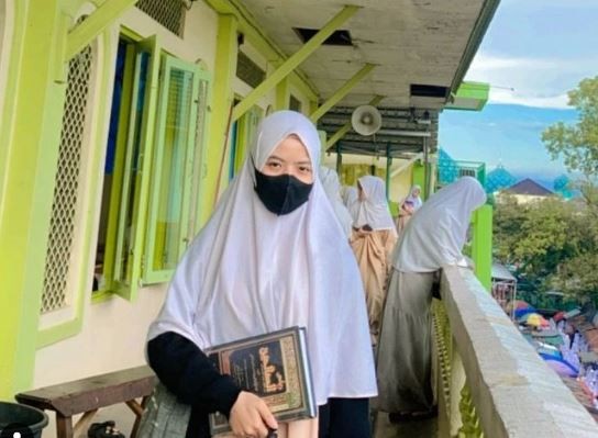 Sosok Nuriyah saat mengenyam pendidikan di Pondok Pesantren Darussalam, Banjar. (Foto: Instagram)