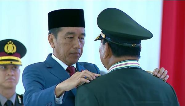 Jokowi Prabowo Presiden Jokowi menyematkan gelar Jenderal Kehormatan kepada Prabowo Subianto (Foto: Ist)
