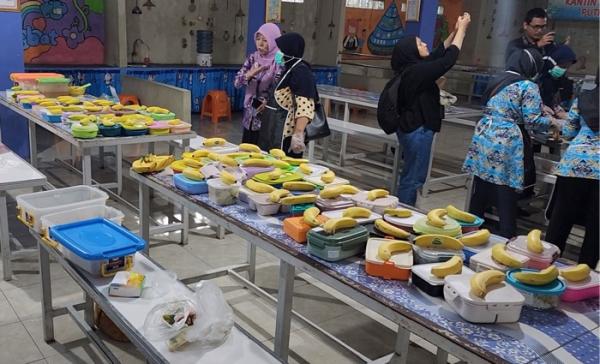 bekal makan siang gratis di SMPN2 Curug bekal makan siang gratis di SMPN2 Curug (iqbal dwi)