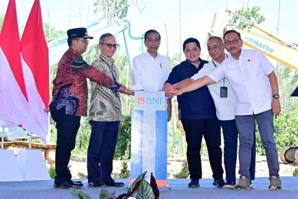 Jokowi Groundbreaking Kantor Baru BNI Presiden Joko Widodo saat menghadiri groundbreaking Gedung Kantor BNI di IKN. (Foto: BPMI Setpres)
