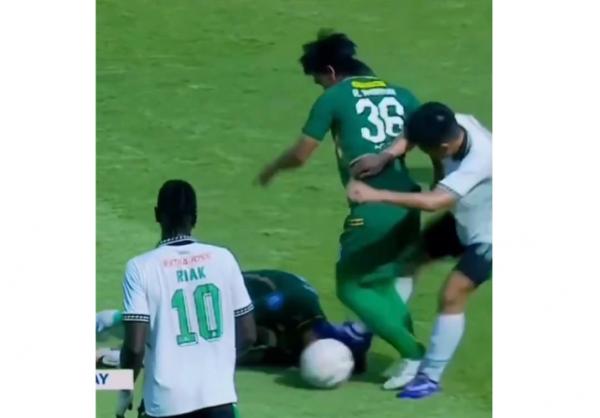 Gelandang PSS Sleman Wahyudi Hamisi (kanan) Gelandang PSS Sleman Wahyudi Hamisi (kanan) menendang kepala winger Persebaya Surabaya Bruno Moreira yang sedang tergeletak. Insiden ini terjadi pada Liga 1 2023-2024 di Gelora Bung Tomo, Surabaya, Minggu (3/3/2024). (Foto: Tangkapan Layar)