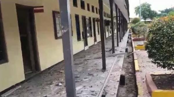 ledakan mako brimob 2 Kondisi kerusakan usai ledakan di kompleks Detasemen Gegana Mako Brimob Polda Jatim, Jalan Gresik, Surabaya, Senin (4/3/2024). (Foto: MPI/Masdarul Kh)