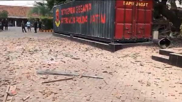 ledakan mako brimob di surabaya Kondisi kerusakan usai ledakan di kompleks Detasemen Gegana Mako Brimob Polda Jatim, Jalan Gresik, Surabaya, Senin (4/3/2024). (Foto: MPI/Masdarul Kh)
