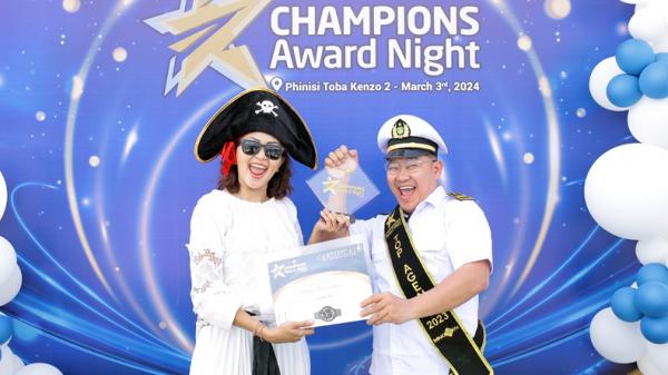 Foto Champions Award Night MNC Life Pemberian penghargaan ini salah satunya diberikan kepada peraih top agen asal Medan, Jansen Tanuwijaya.
