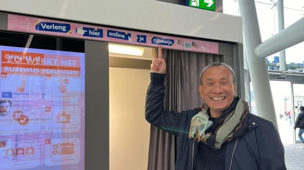 liburan di utrecht belanda Latief Siregar menunjukkan beberapa kata dalam bahasa Belanda yang diserap dalam bahasa Indonesia, yang ditemukannya saat liburan di Utrecht, Belanda. (Foto: Istimewa/Latief Siregar)