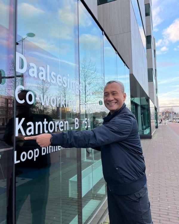 Uttrecht Latief Siregar menunjukkan beberapa kata dalam bahasa Belanda yang diserap dalam bahasa Indonesia, yang ditemukannya saat liburan di Utrecht, Belanda. (Foto: Istimewa/Latief Siregar)